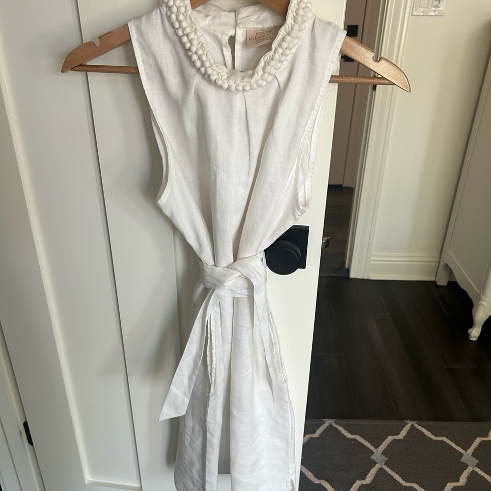 Elegant White Sleeveless Dress